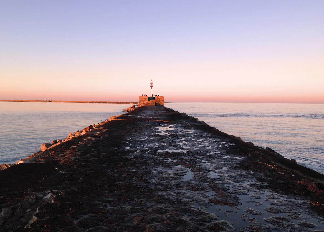 Jetée à l'aube sur le littoral de Tourlaville, Cherbourg-en-Cotentin, location saisonnière